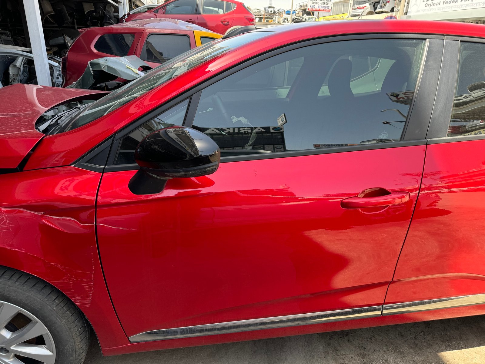 clio sol ön kapı kırmızı